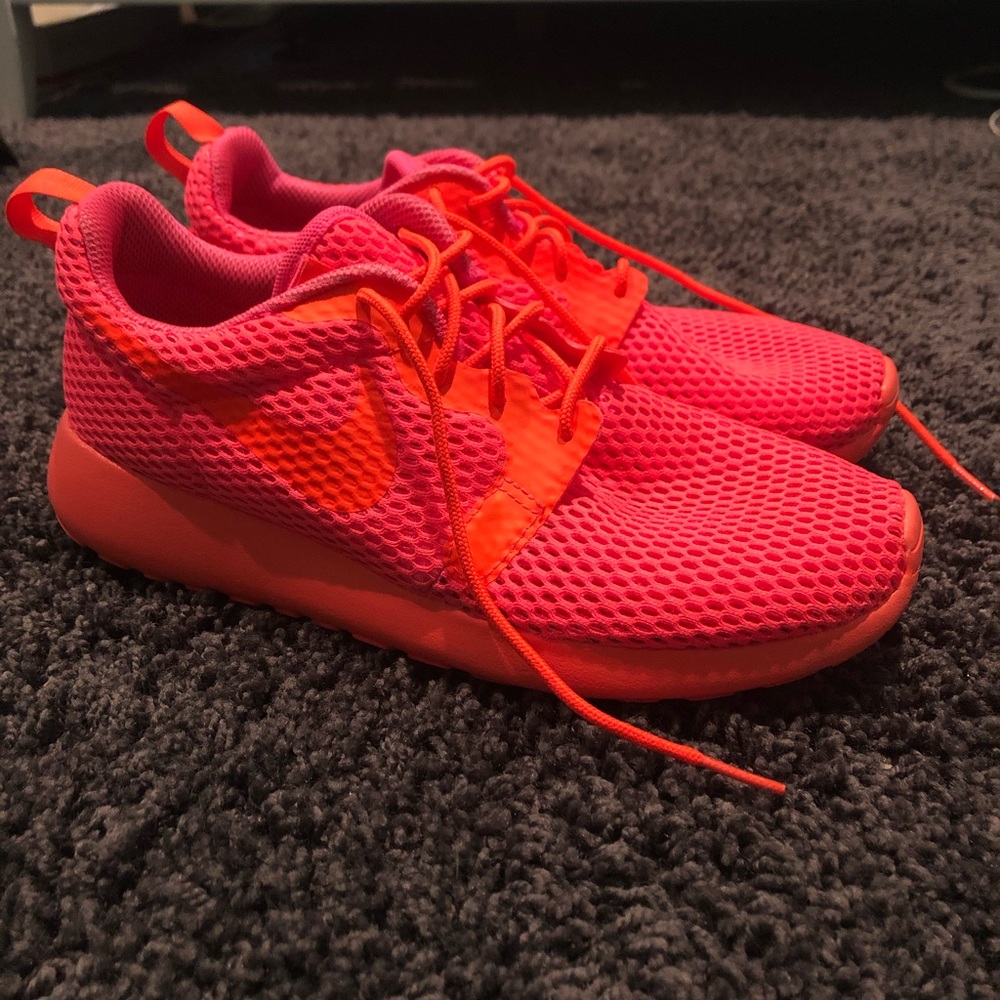 NWOT Nike Roshe Runs in neon pink mesh